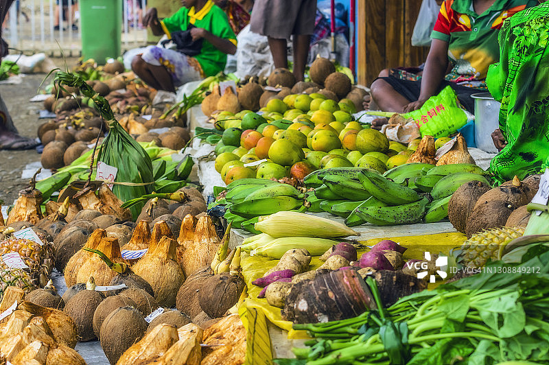 巴布亚新几内亚米尔恩湾省阿洛陶市场售卖的热带水果图片素材