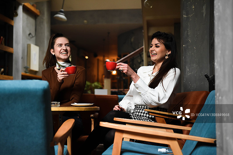 两位快乐的女人在咖啡馆喝咖啡图片素材
