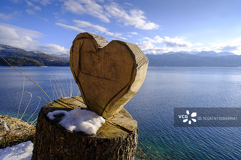 德国巴伐利亚瓦尔兴湖：木桩上的木制爱心图片素材