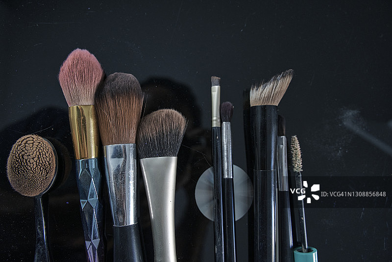 黑色桌子上的化妆刷图片素材