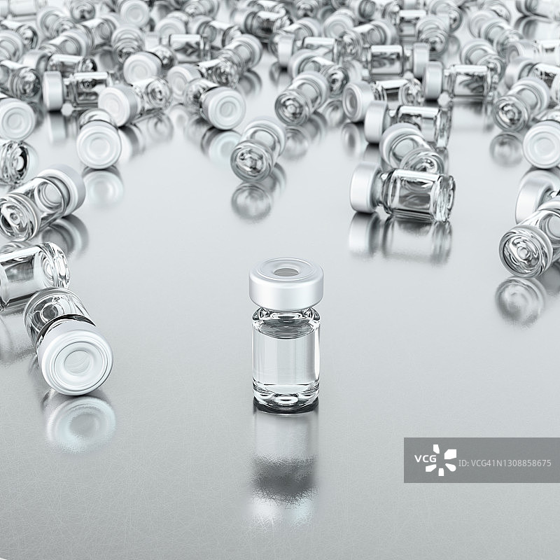 装满药品的瓶子独立放置，周围是侧放的其他瓶子图片素材