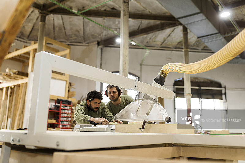 工人在工业中使用台锯图片素材