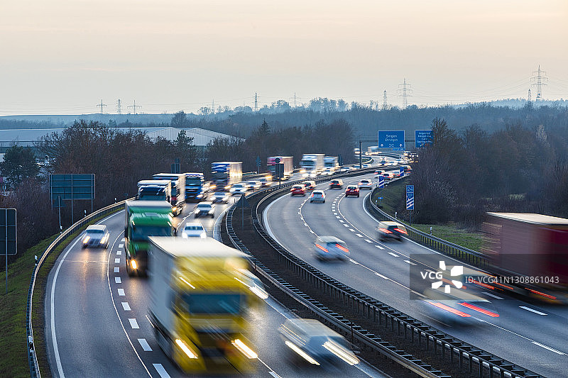 德国巴登-符腾堡州辛德尔芬根：A81高速公路的黄昏交通图片素材