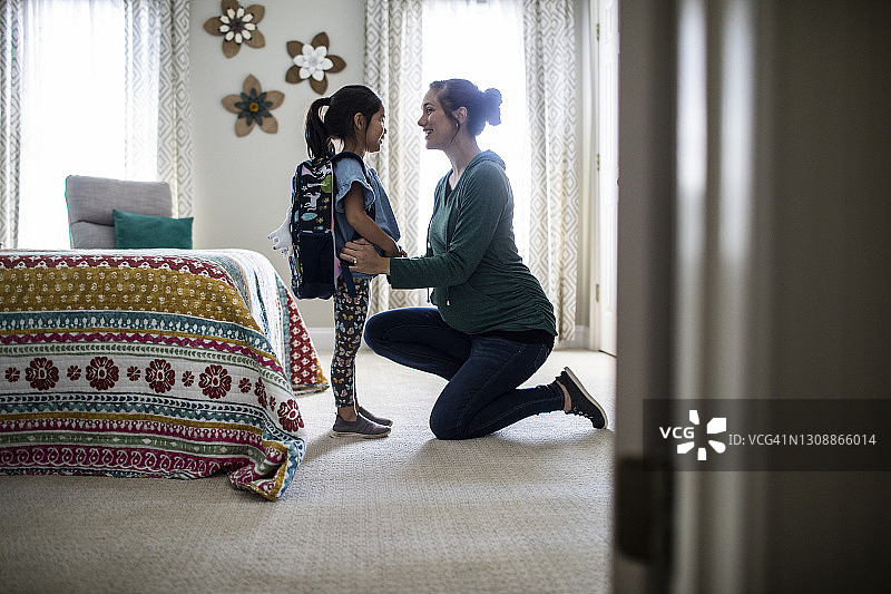 上学前母亲拥抱小女儿图片素材
