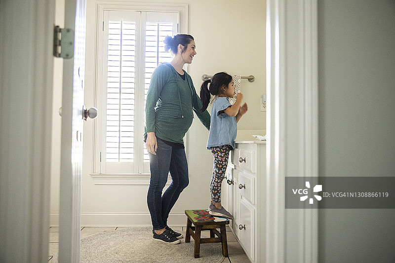 母亲帮助女儿刷牙图片素材