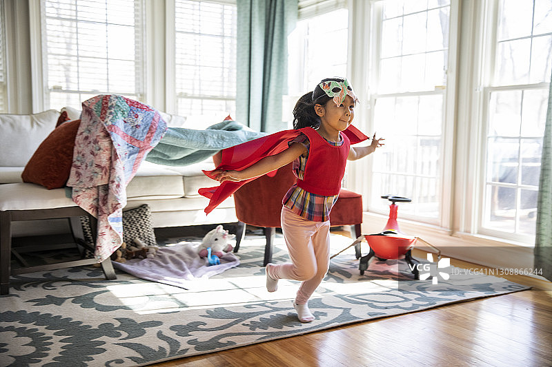 儿童穿着自制服装玩耍图片素材