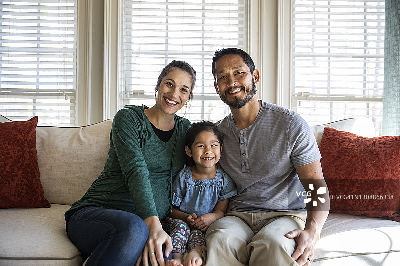 在沙发上的家庭图片素材