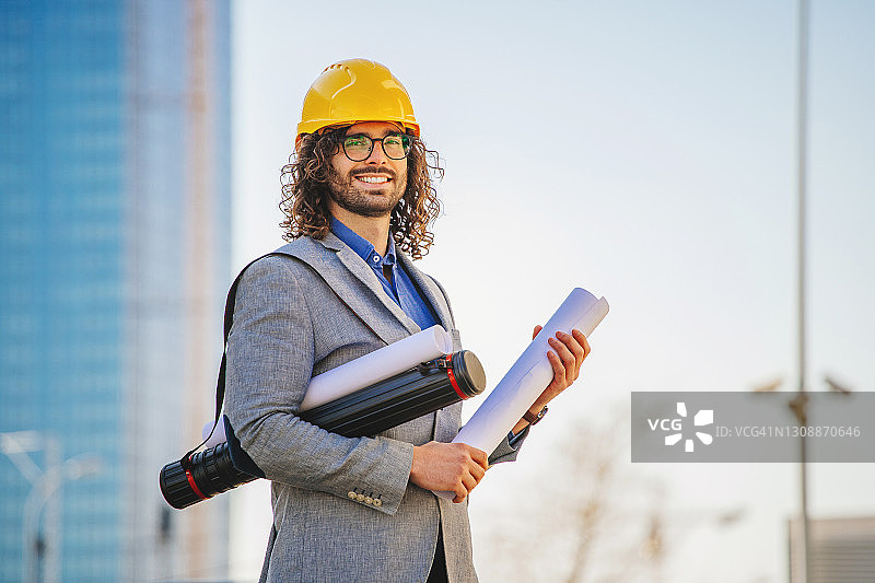在建筑物前戴防护头盔的建筑师图片素材