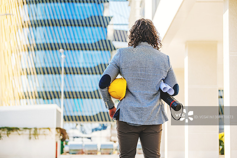 建筑师查看建筑物-后视图图片素材