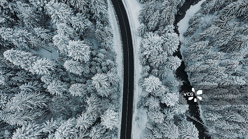 冬季山地森林公路的空中景观图片素材