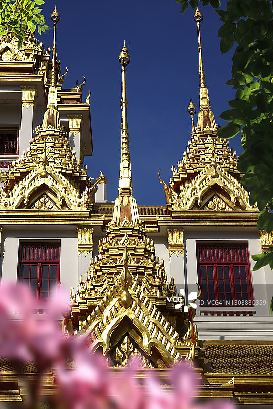 曼谷拉查那达寺的金色屋顶细节图片素材