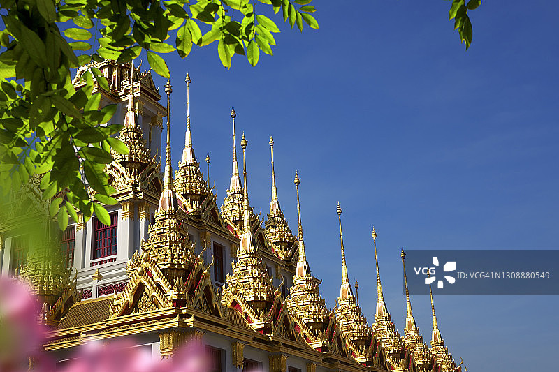 曼谷拉查那达寺的金色屋顶细节图片素材