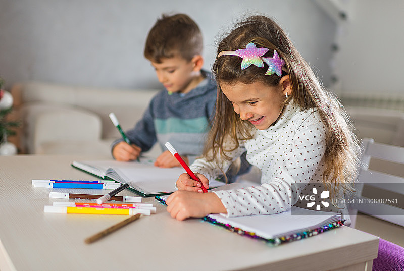 孩子们在家接受教育图片素材