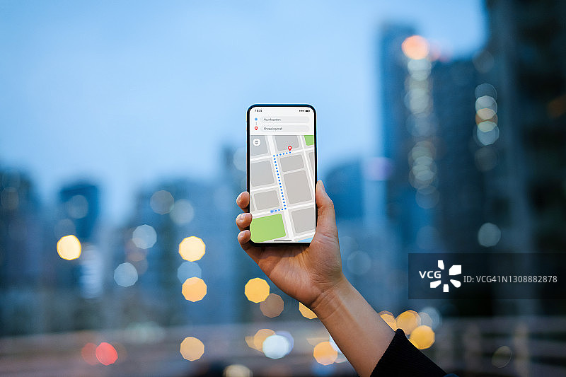 女子在智能手机上使用移动应用程序中的地图，导航和搜索城市位置的局部照。旅行和导航概念图片素材