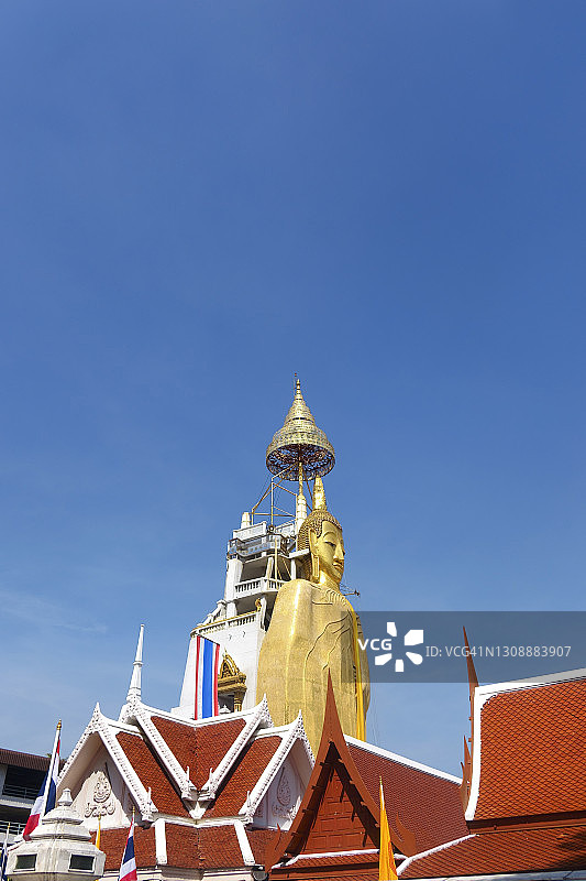 曼谷因他拉维罕寺的蓝色天空下的站立佛像图片素材