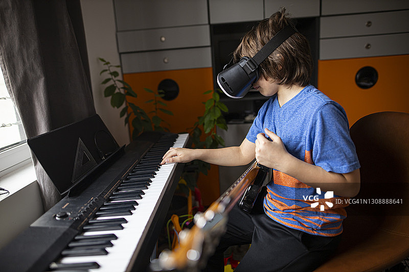 男孩看着虚拟眼镜图片素材