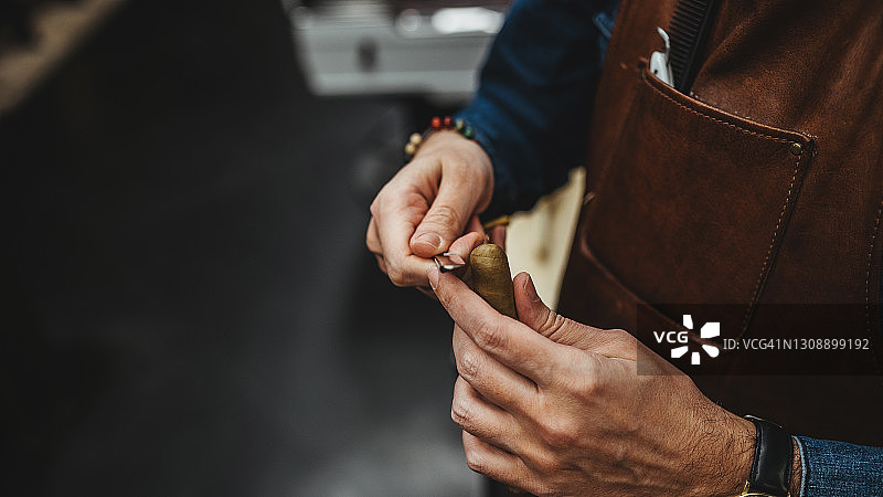理发店场景：男士剪雪茄图片素材