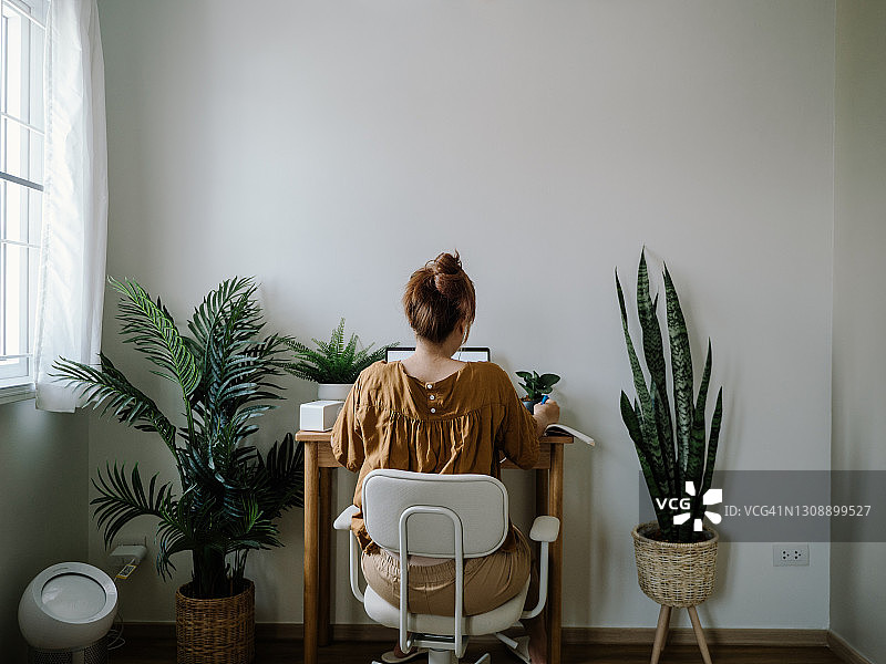 在家工作的亚洲女性图片素材