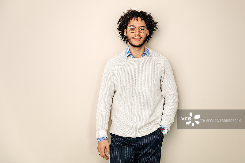 有卷发的办公室职员肖像图片素材