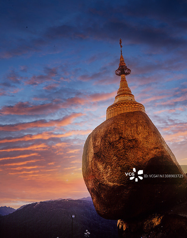 岩石上的佛教佛塔图片素材