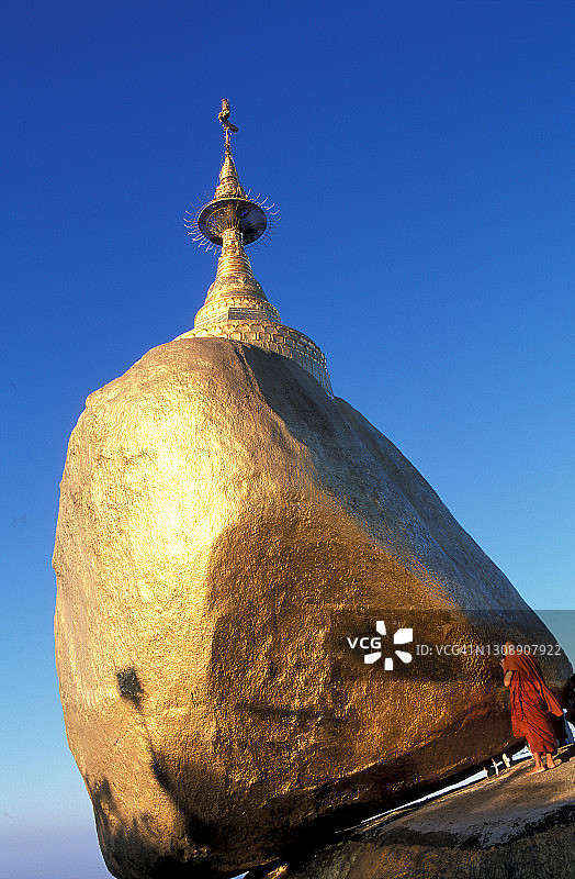 佛教僧侣在圣地祈祷图片素材