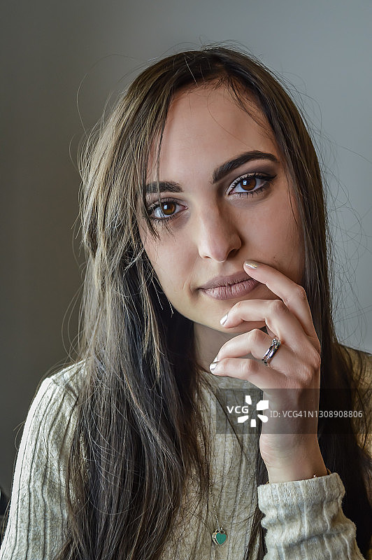 托腮沉思的长发美女人像图片素材