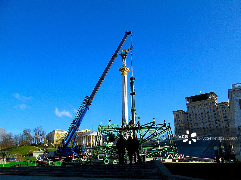 老城区独立广场的圣诞树建造：蓝天白云的早冬景色图片素材