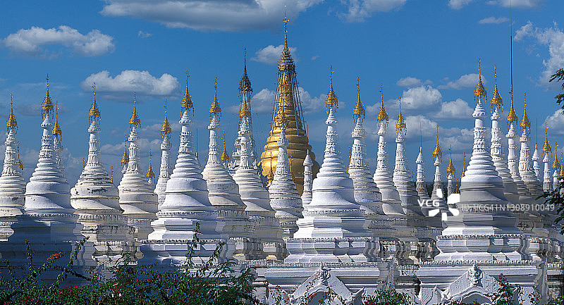 佛教寺庙中的白色佛塔图片素材