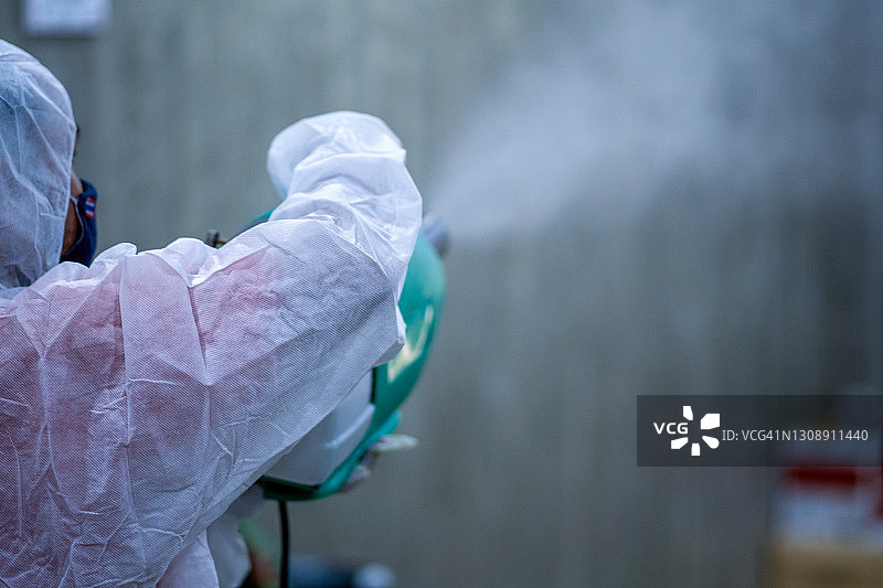 消毒喷雾器预防新冠病毒感染图片素材