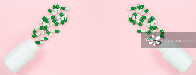 粉色背景上白色塑料药瓶散落的胶囊药丸banner：在线药房、止痛药与抗生素耐药性概念、医药产业图片素材