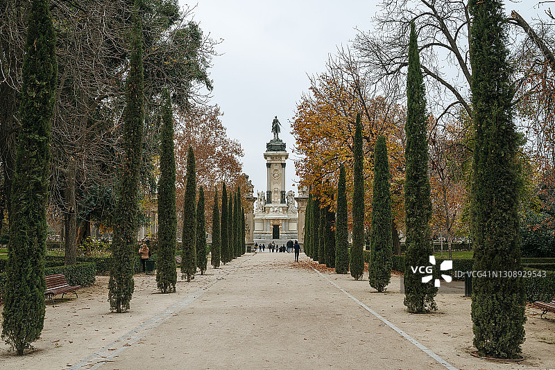 马德里丽池公园和阿方索十二世纪念碑图片素材