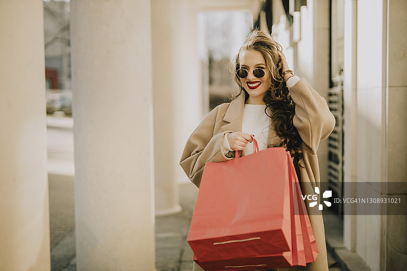 在城市购物的美丽购物狂图片素材