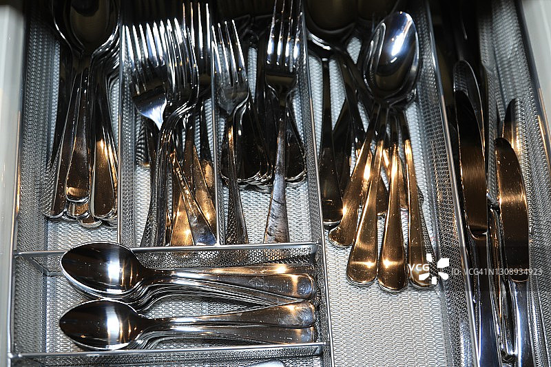 整洁的抽屉，装满银器图片素材