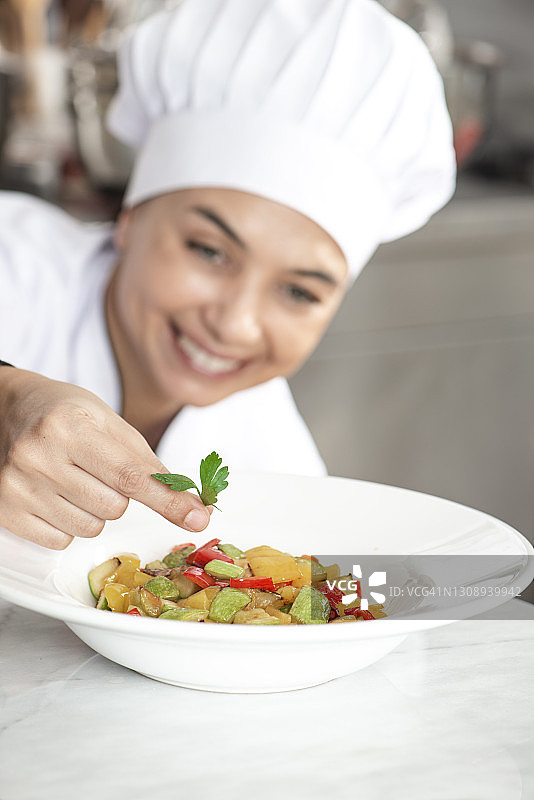 厨师在厨房工作图片素材