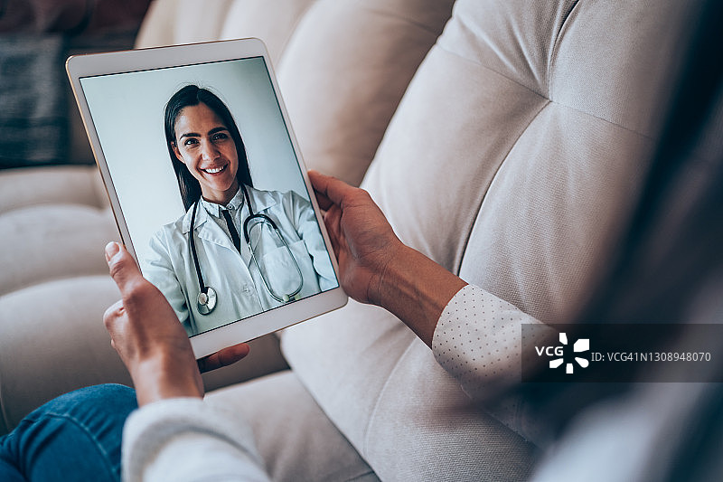 与医生进行视频通话图片素材