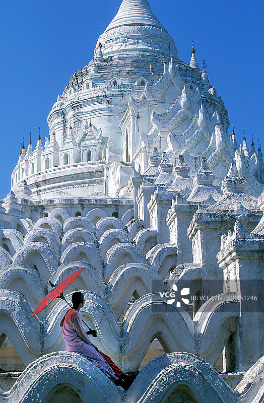 白色宝塔中的佛教尼姑图片素材