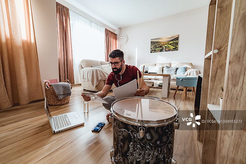 年轻鼓手图片素材