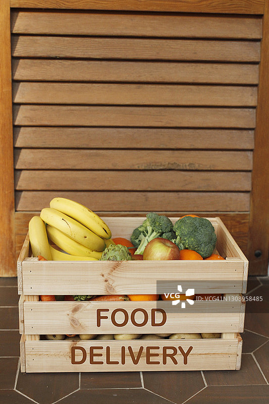 门前的餐盒：无接触式食品配送图片素材