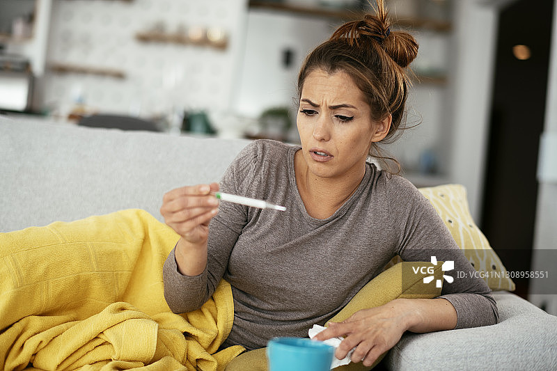年轻女人感到不适症状的库存照片图片素材