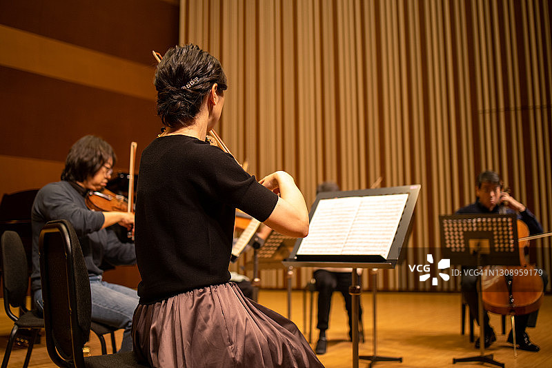 在古典音乐会上演奏小提琴、中提琴和大提琴的音乐家图片素材