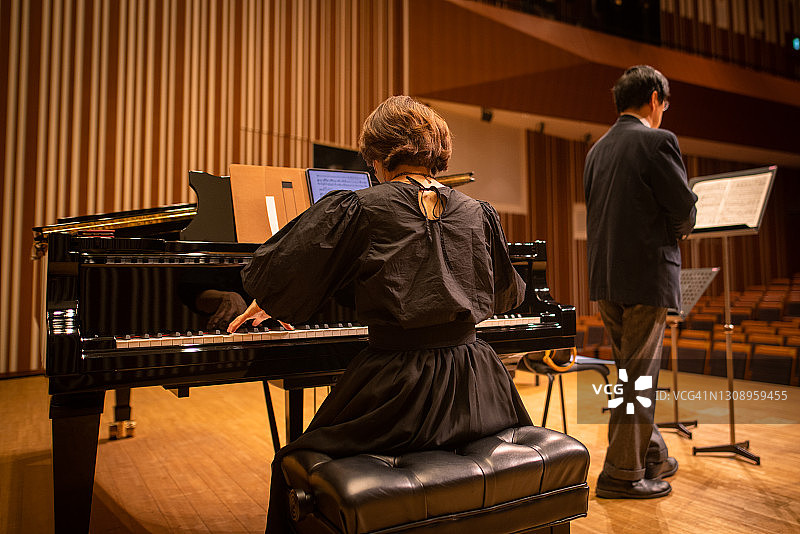 在古典音乐会上弹钢琴唱歌的音乐家图片素材