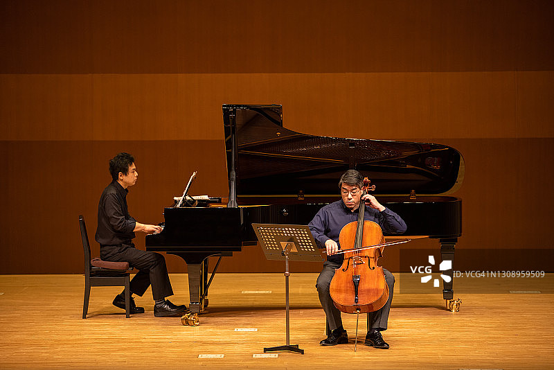 音乐家在古典音乐会上演奏钢琴和大提琴图片素材