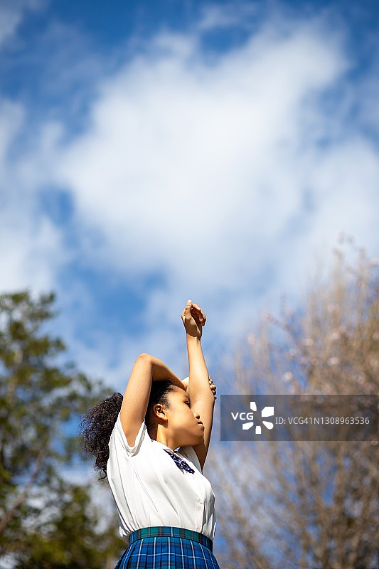 穿着制服参加日本毕业典礼的女学生图片素材