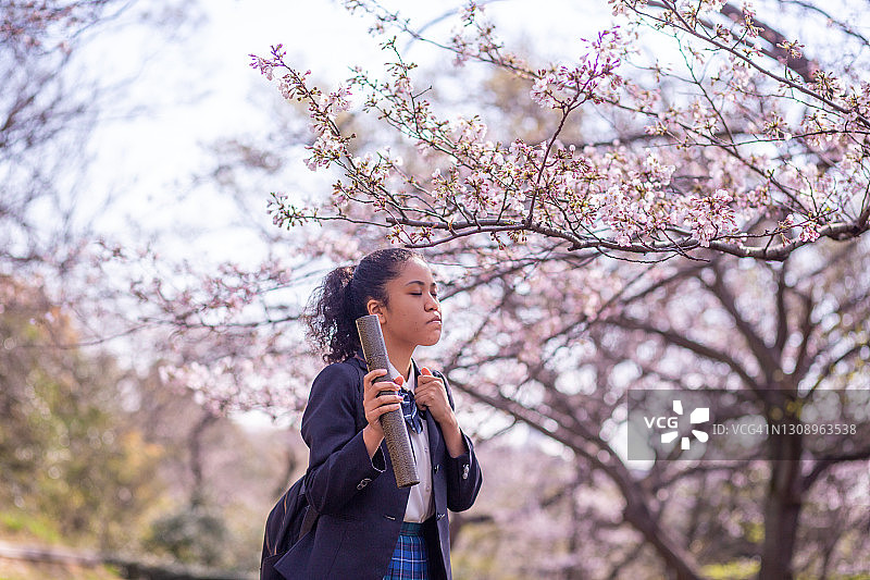 穿着制服参加日本毕业典礼的女学生图片素材