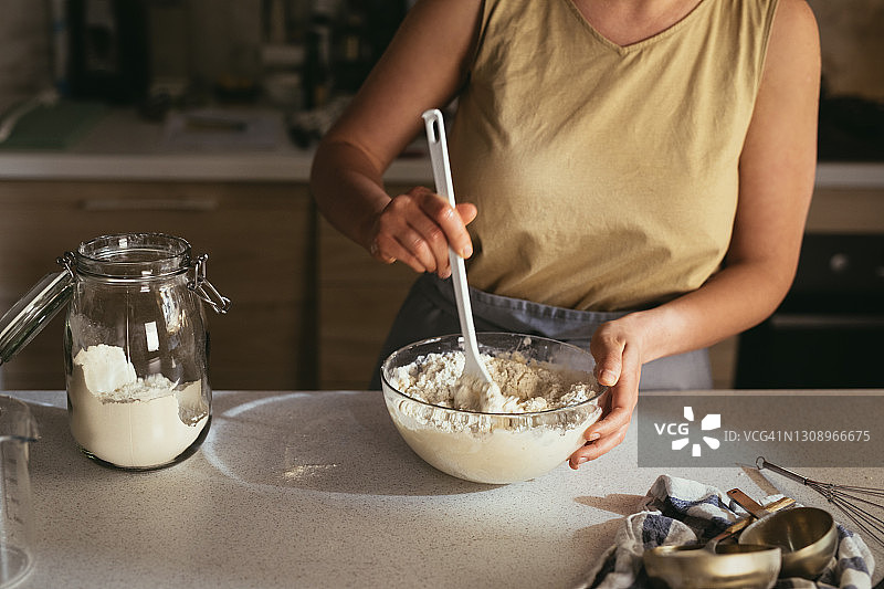 家庭爱好：一位匿名女性手工烘焙酸面包——混合面粉和酸酵母图片素材