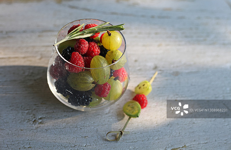 一杯新鲜的醋栗、覆盆子和黑莓图片素材