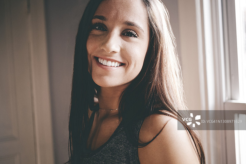 微笑长棕发的年轻女人肖像图片素材