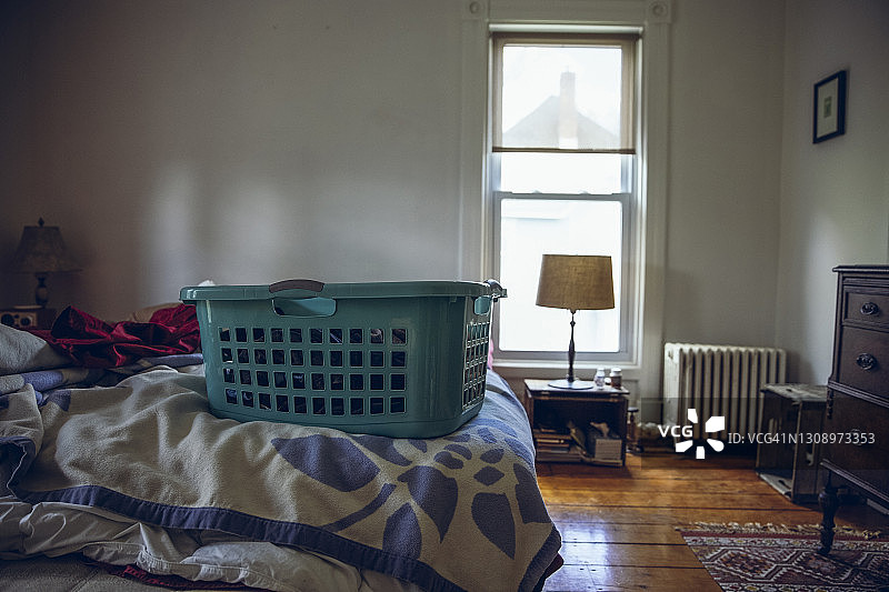 未整理的床上的洗衣篮图片素材