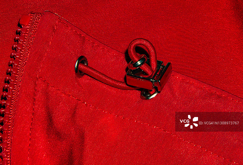 鲜红色女士外套上的紧固件细节图片素材