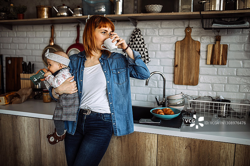 享受一杯咖啡的闲暇时光图片素材